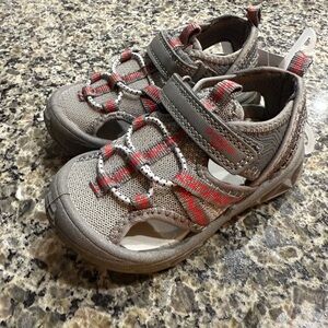 OshKosh B'gosh Gray and Red Kids Sandals Toddler 7 Boys